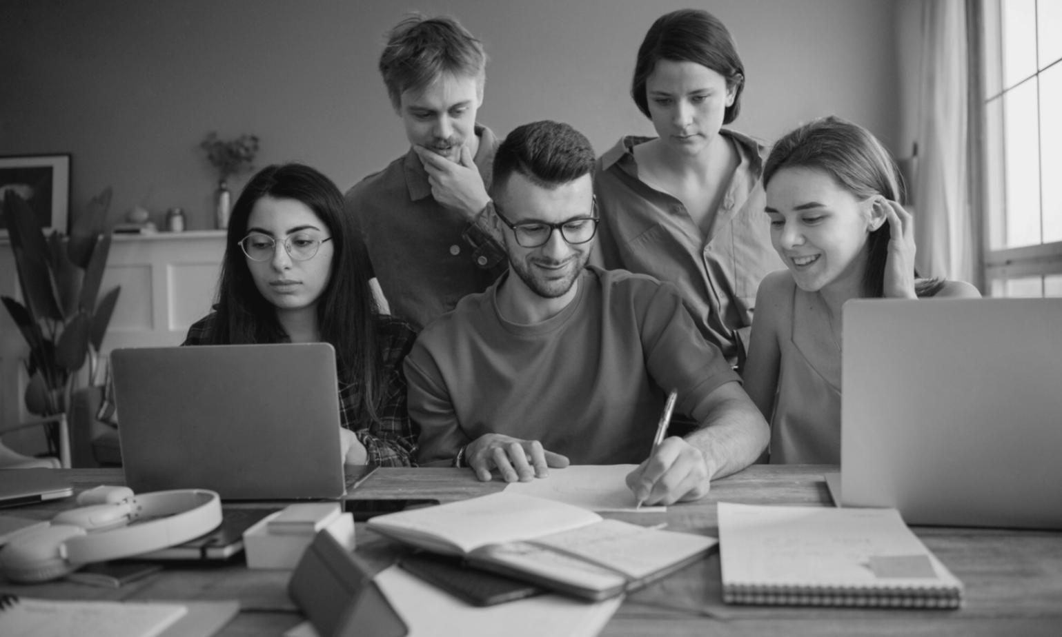 Équipe krelavonixp travaillant ensemble dans nos bureaux de Saint-Étienne