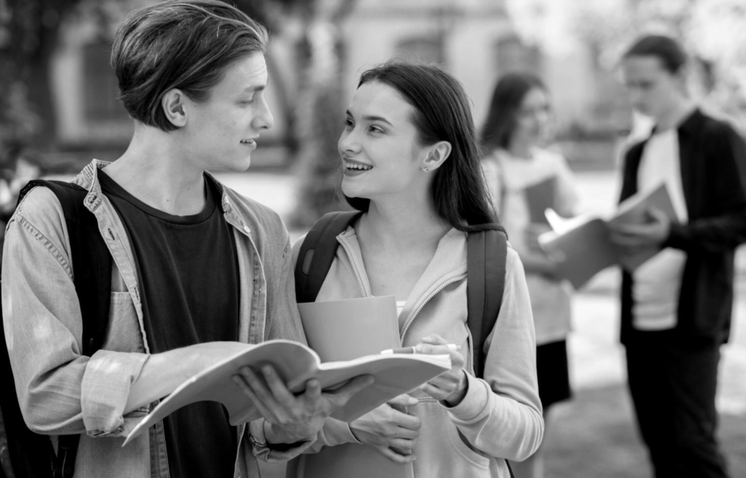 Professionnels analysant des documents budgétaires lors d'une session de formation pratique